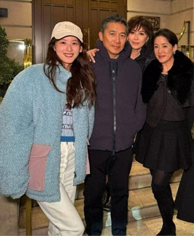 章泽天现身香港，穿吊带丰满不少，与马云邓文迪赌王四太同场吃饭(图1)
