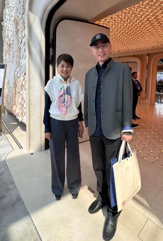 章泽天现身香港，穿吊带丰满不少，与马云邓文迪赌王四太同场吃饭(图6)