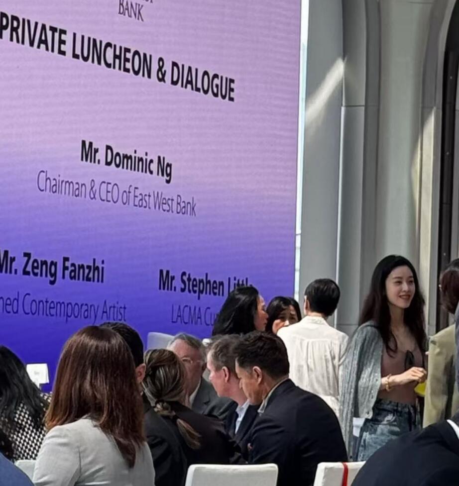 章泽天现身香港，穿吊带丰满不少，与马云邓文迪赌王四太同场吃饭(图7)