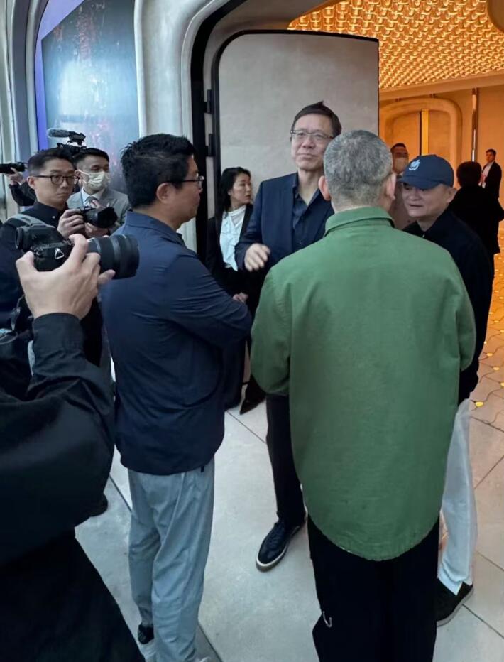 章泽天现身香港，穿吊带丰满不少，与马云邓文迪赌王四太同场吃饭(图4)