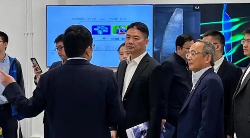 章泽天现身香港，穿吊带丰满不少，与马云邓文迪赌王四太同场吃饭(图9)