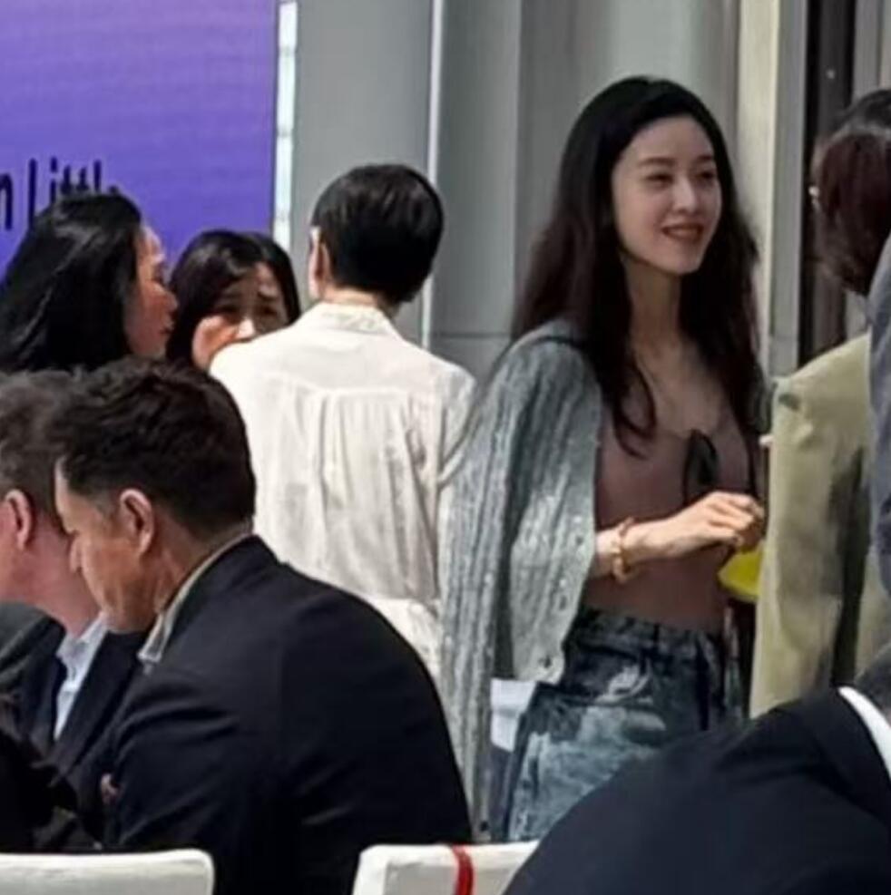 章泽天现身香港，穿吊带丰满不少，与马云邓文迪赌王四太同场吃饭(图8)