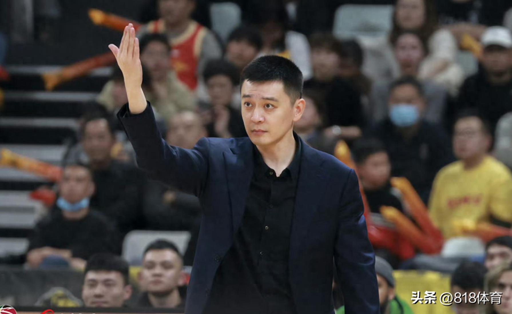 奇葩!杨鸣不满山东假摔怒怼裁判,技术监督一气之下叫他滚出去(图1)