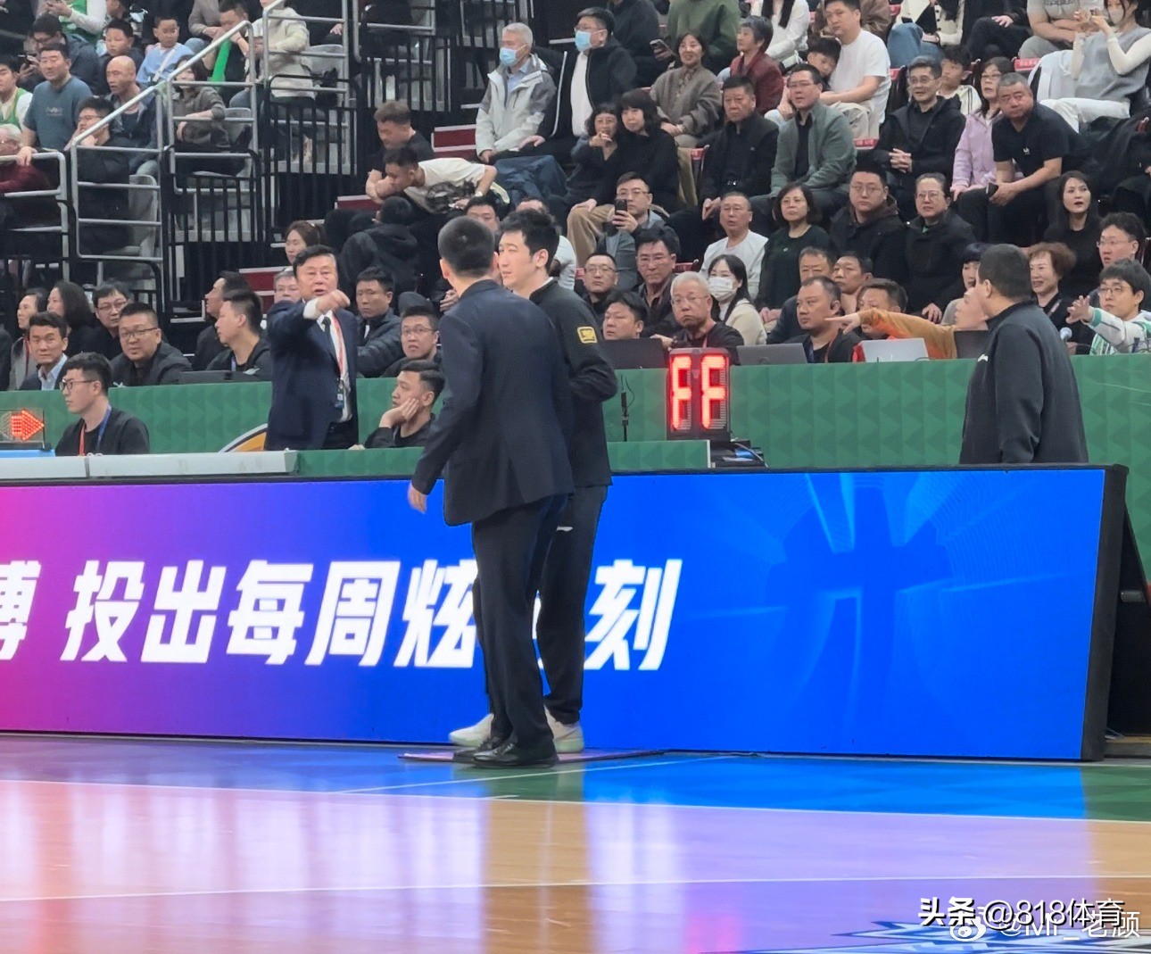 奇葩!杨鸣不满山东假摔怒怼裁判,技术监督一气之下叫他滚出去(图2)
