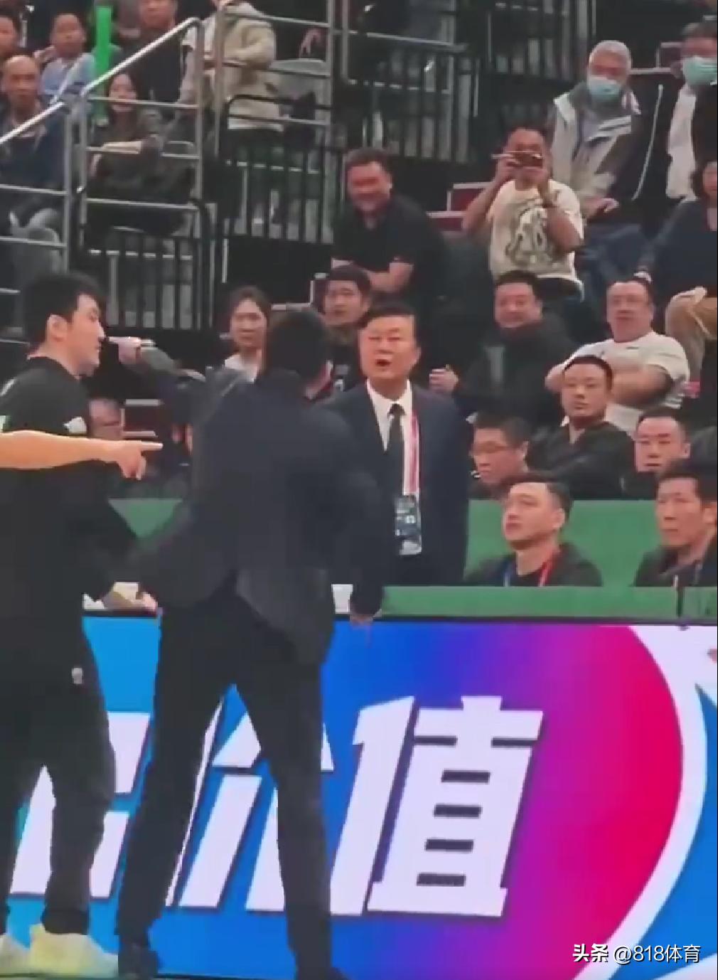 奇葩!杨鸣不满山东假摔怒怼裁判,技术监督一气之下叫他滚出去(图4)