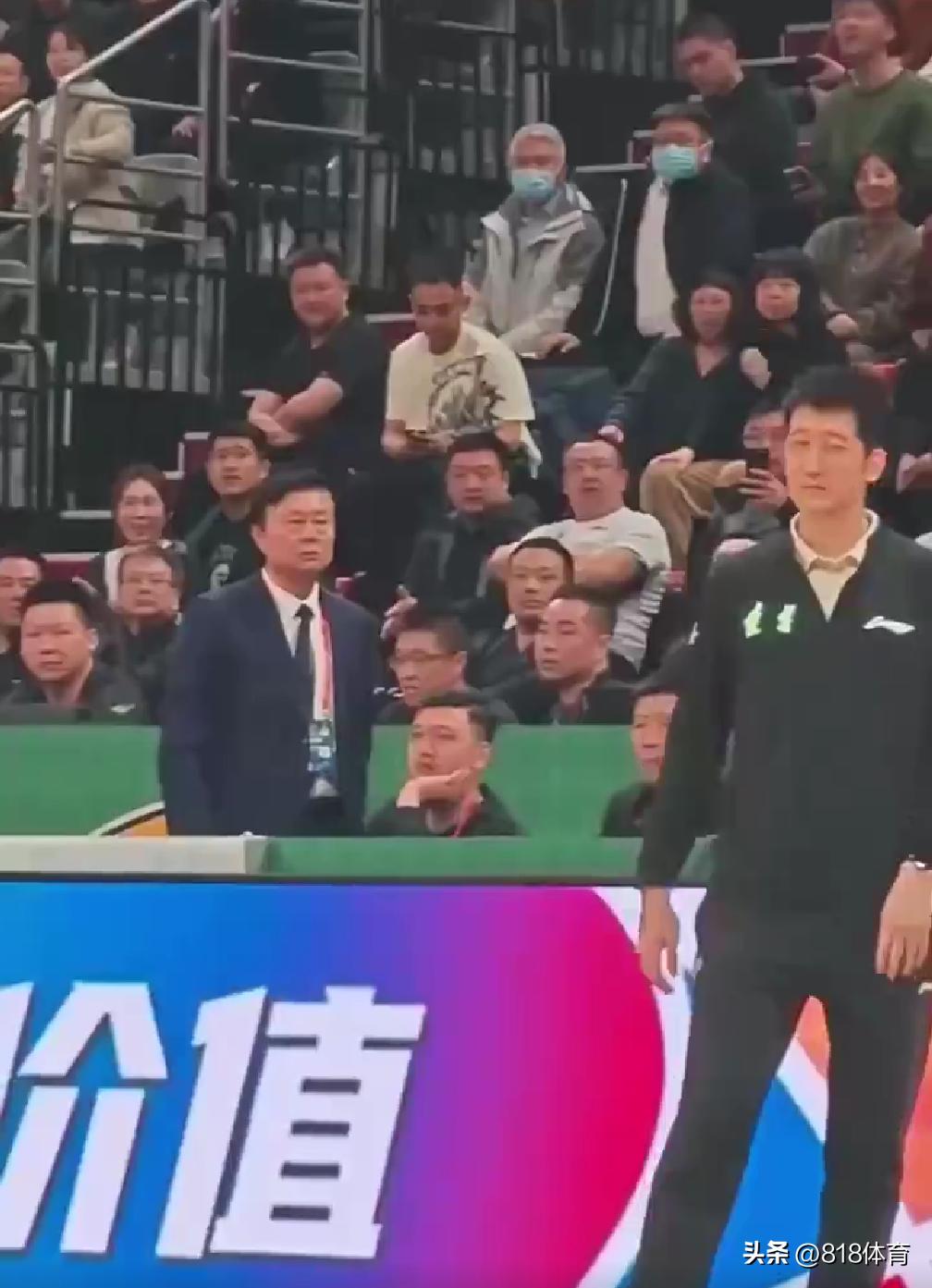 奇葩!杨鸣不满山东假摔怒怼裁判,技术监督一气之下叫他滚出去(图3)