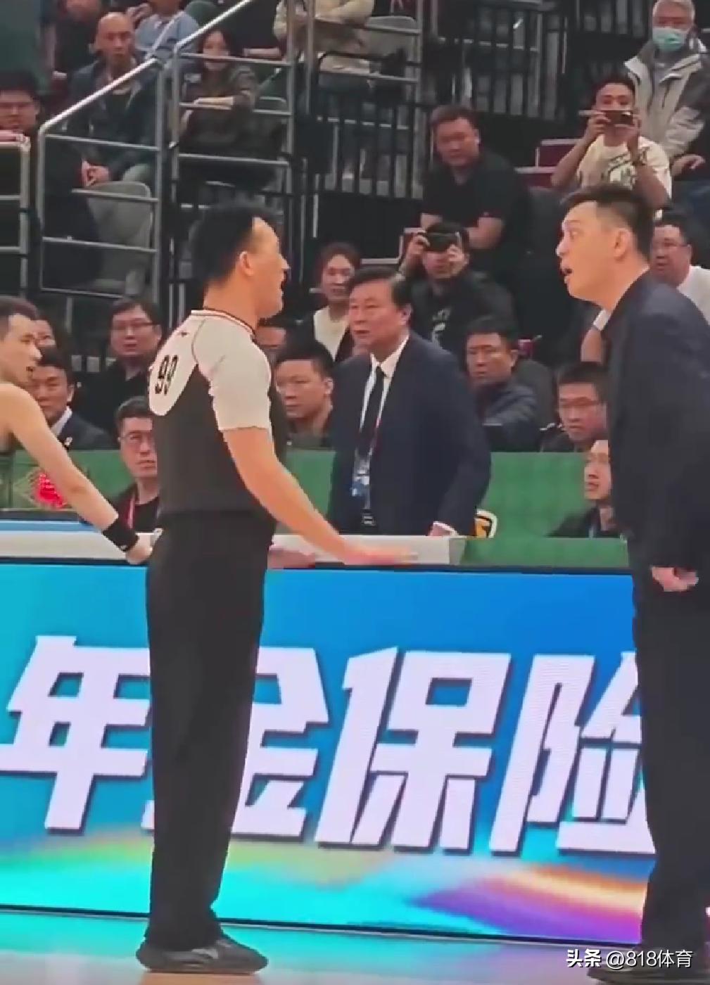 奇葩!杨鸣不满山东假摔怒怼裁判,技术监督一气之下叫他滚出去(图6)