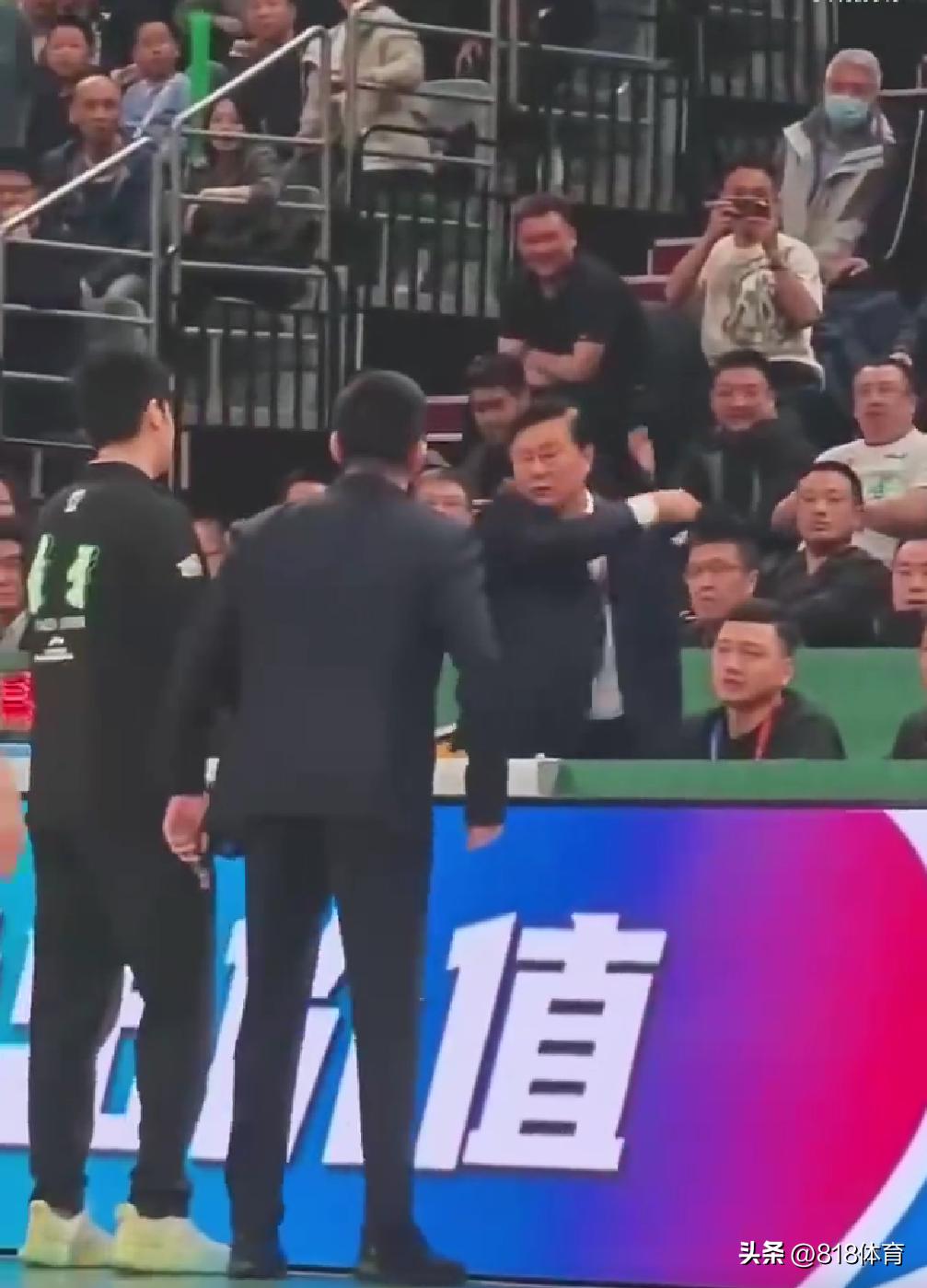 奇葩!杨鸣不满山东假摔怒怼裁判,技术监督一气之下叫他滚出去(图5)