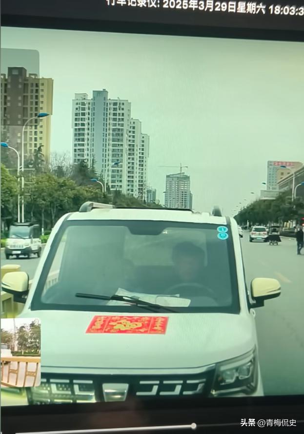 大爷开老头乐逆行，遭特斯拉车主魔法攻击，众人吃瓜，结局很舒适(图3)