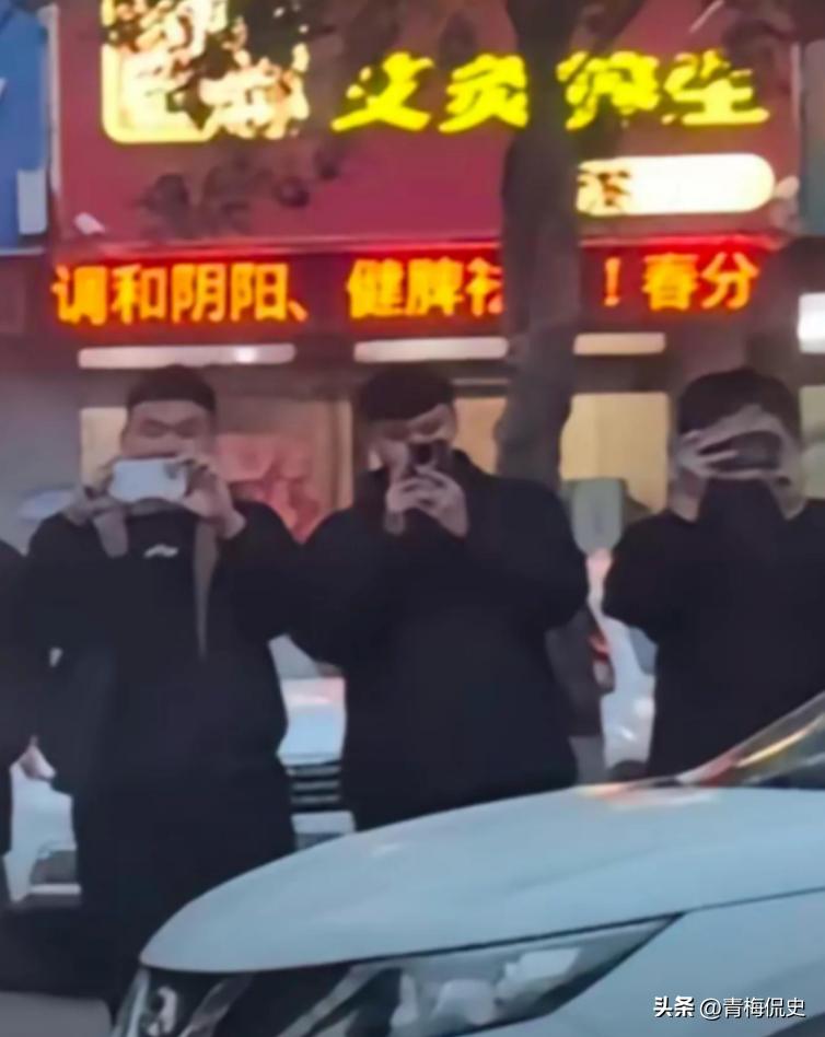 大爷开老头乐逆行，遭特斯拉车主魔法攻击，众人吃瓜，结局很舒适(图12)