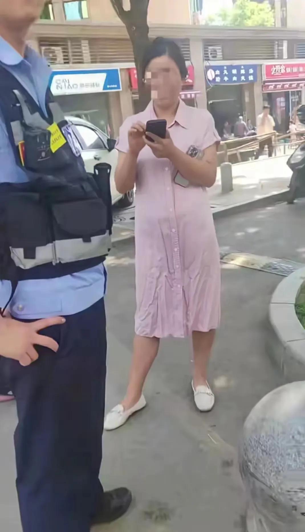 西安“换饼姐”摊上大事了，身份曝光，行德不配工作惊呆众人！(图5)