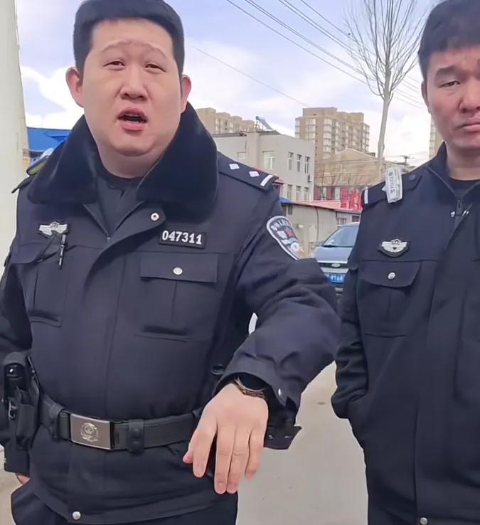 这个警察火了！黑龙江货车司机多拉5吨货，货主拒付，民警怒怼！(图8)