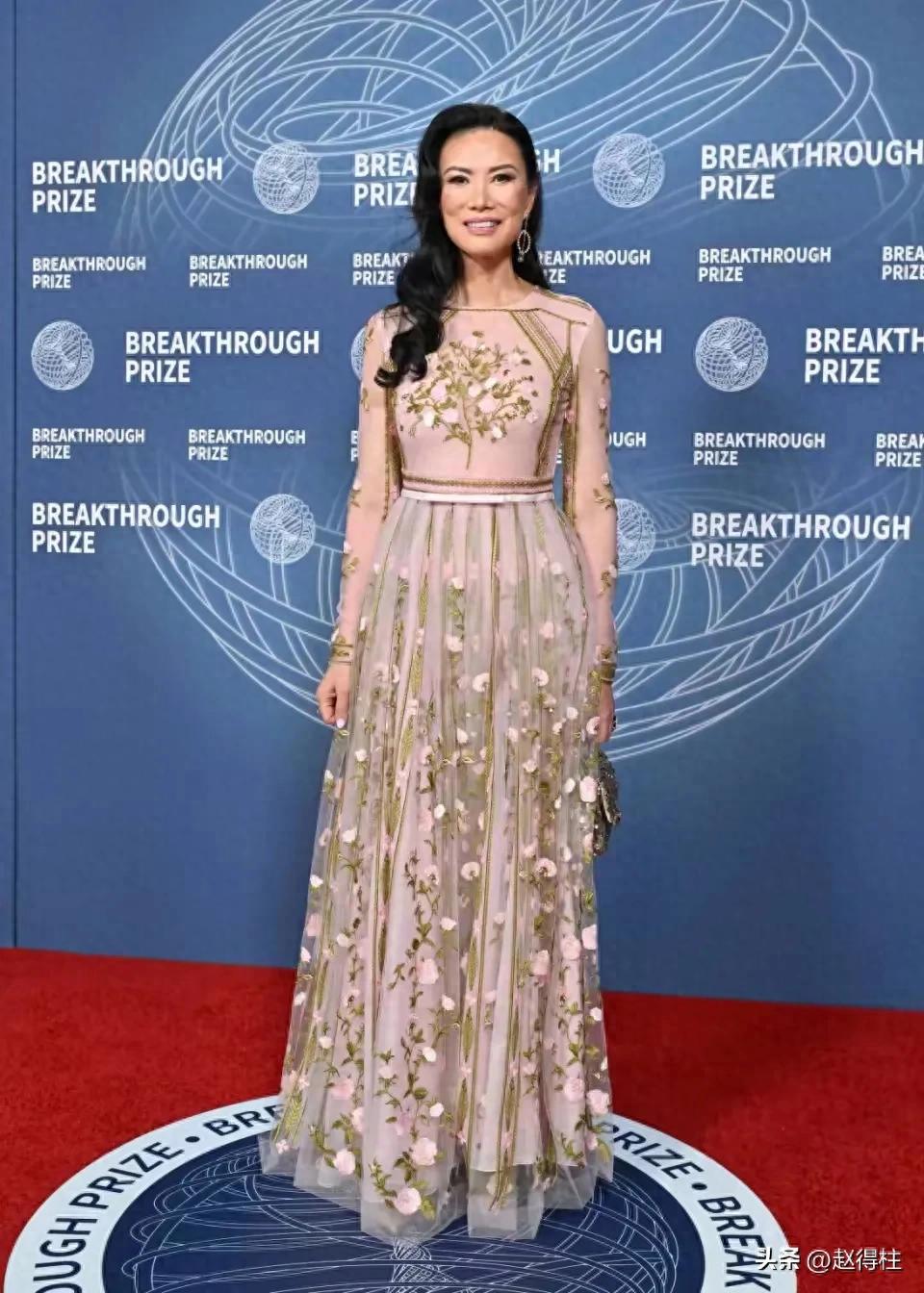 邓文迪穿6万薄纱裙闪耀颁奖礼，同台前夫，94岁默多克搂新妻亮相(图1)