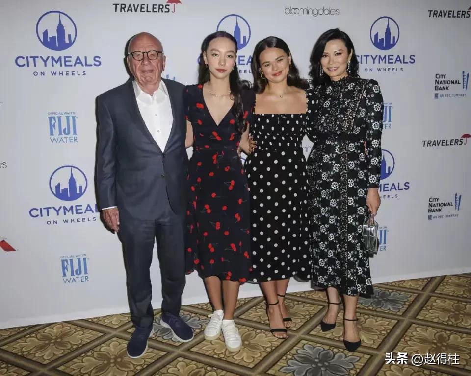 邓文迪穿6万薄纱裙闪耀颁奖礼，同台前夫，94岁默多克搂新妻亮相(图6)