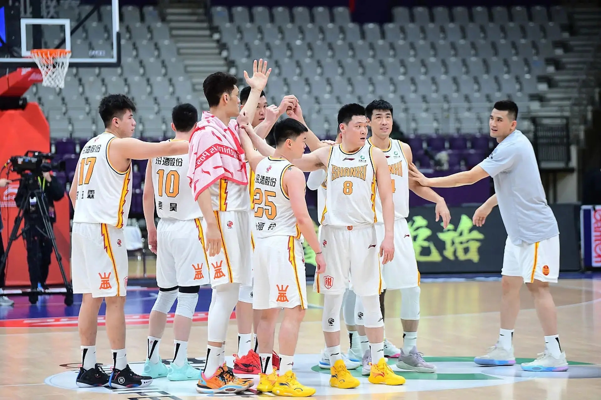 莫兰德愿替杜锋交罚款！山东欲签曾繁日郭昊文，山西全队抵达辽宁(图6)