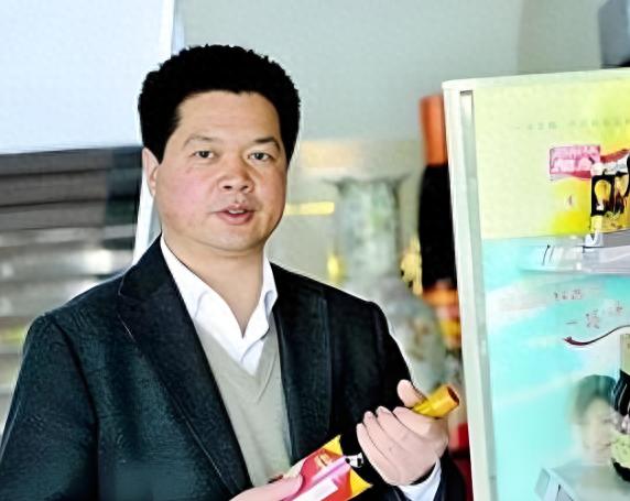 “酱油大王”跌落神坛？代工厂停产、连亏三年、一家三口成老赖！(图1)