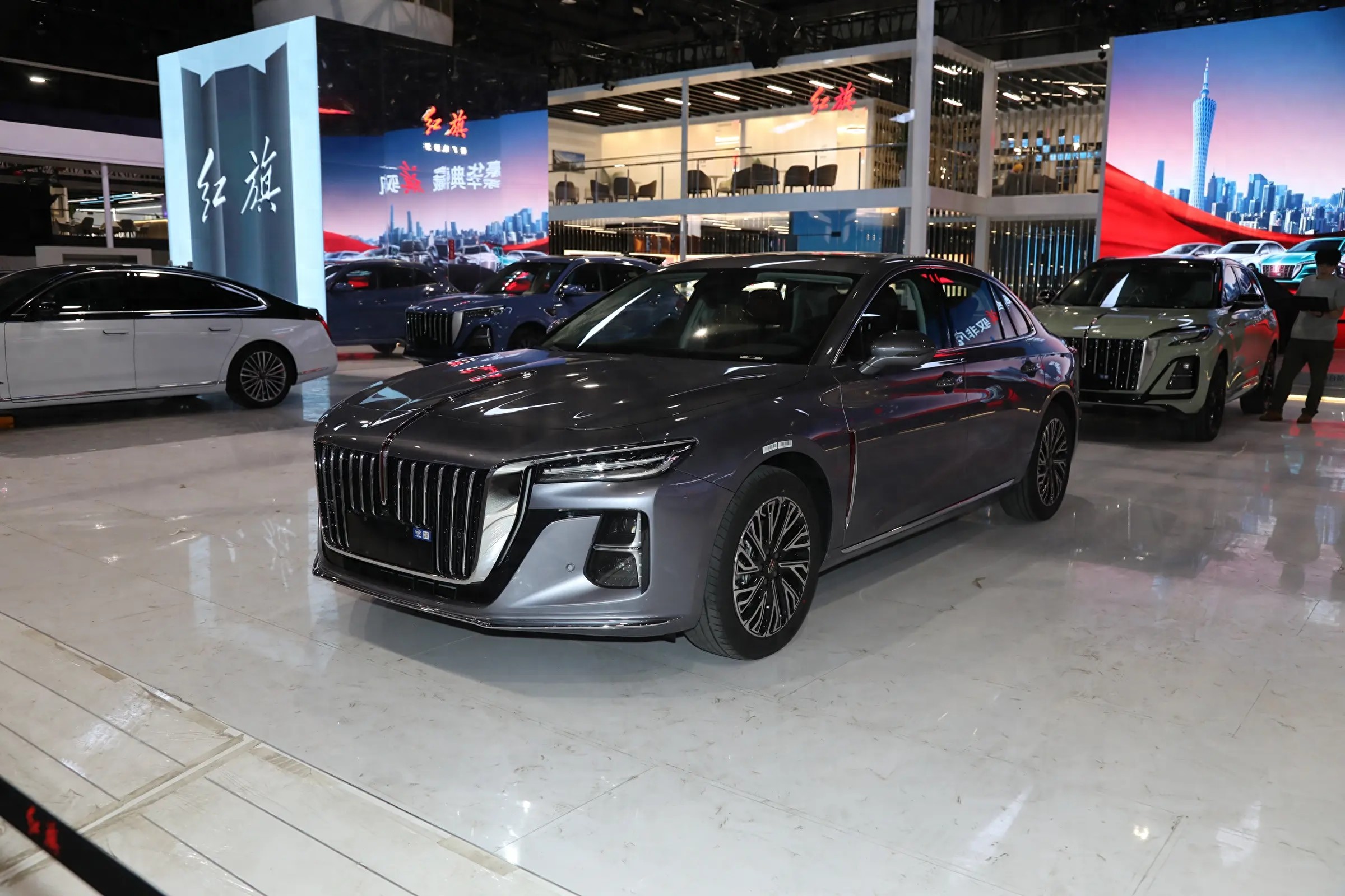 红旗豪华B级车跌破10万，长近5米，油耗6.2L，一个月卖出13857台(图1)