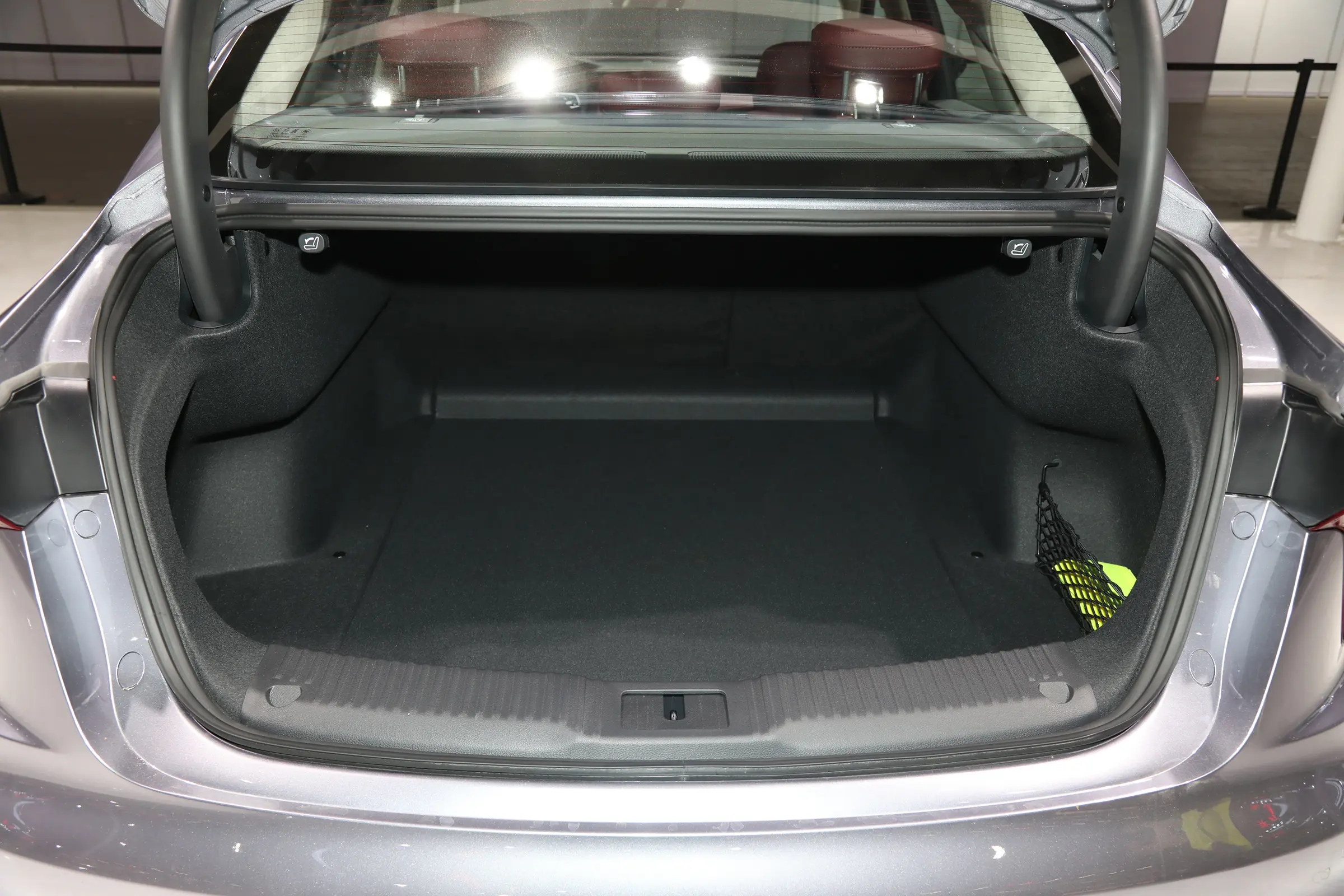 红旗豪华B级车跌破10万，长近5米，油耗6.2L，一个月卖出13857台(图8)