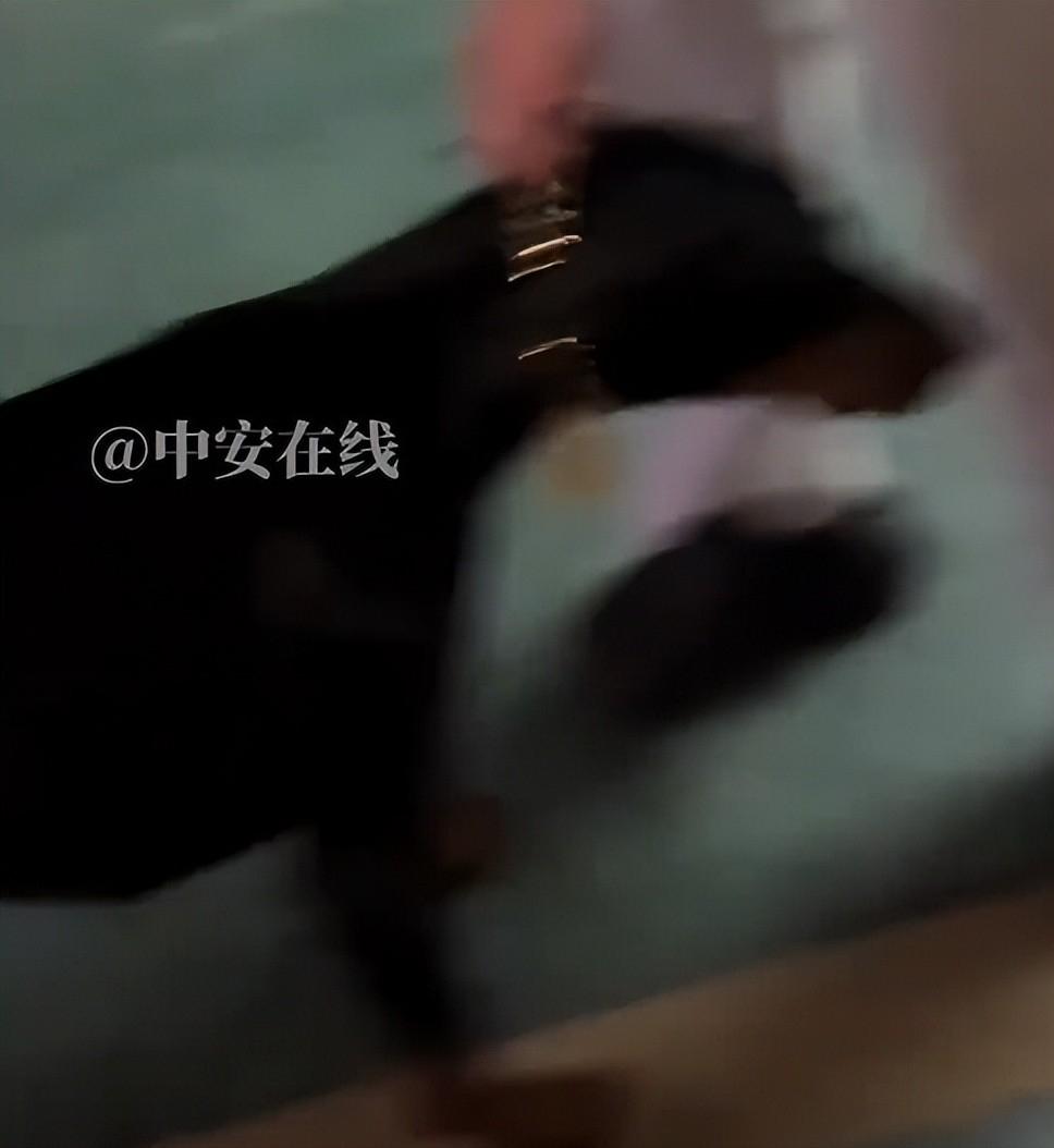 丹阳烈犬扑童后续:受害者全家遭威胁，女子身份不简单，难怪嚣张(图2)