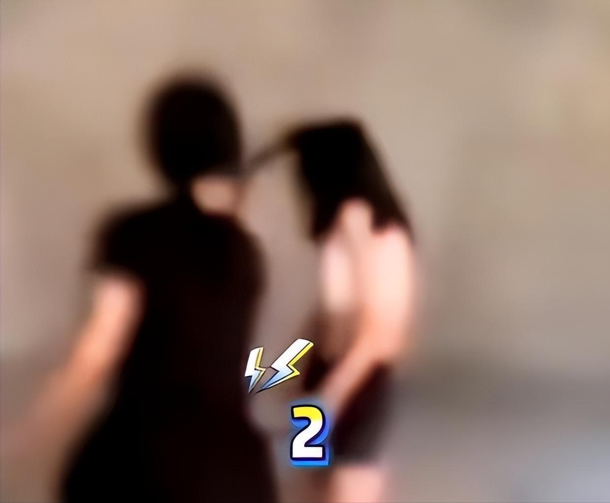 女孩被多人霸凌，掌掴逼下跪，凶手身份被扒，难怪进去多次还嚣张(图12)