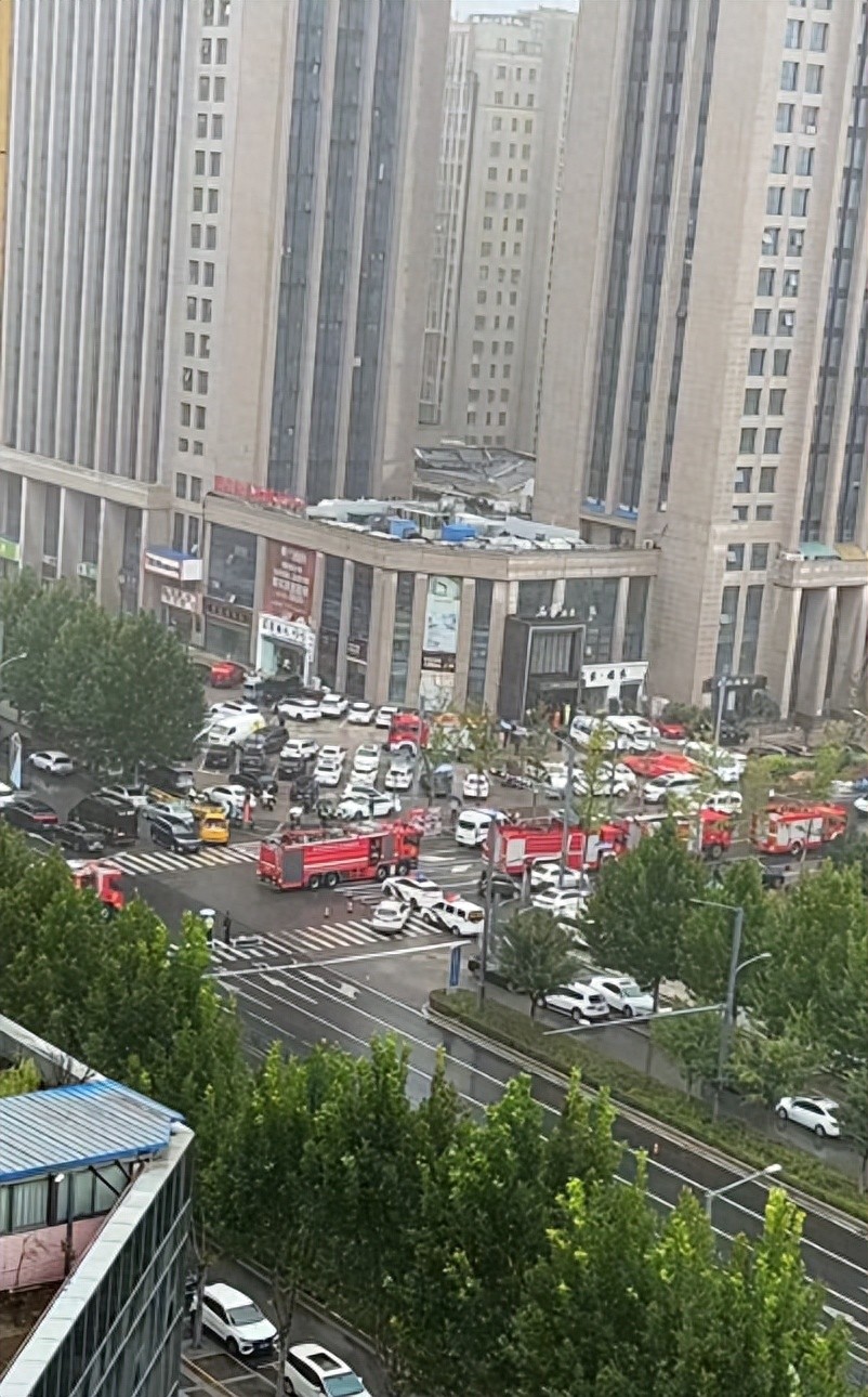 东海一饭店房顶发生塌陷，室内正举办宴席 当地应急管理局：救援仍在进行中(图1)