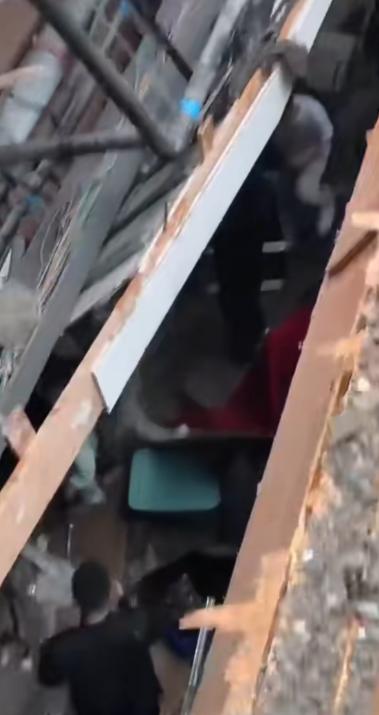东海一饭店房顶发生塌陷，室内正举办宴席 当地应急管理局：救援仍在进行中(图2)